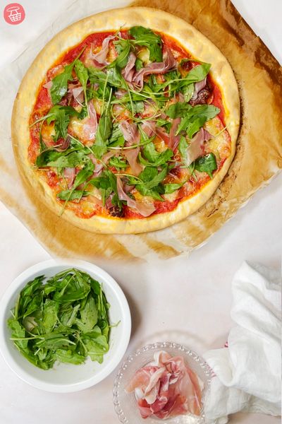 Pizza Parma (jambon cru, mozzarella, roquette)