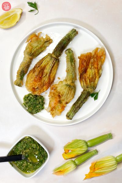 Beignets de fleurs de courgettes et "salsa verde" italienne