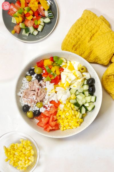 Salade de riz (crudités, thon et œuf)