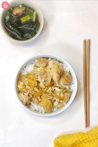 Oyakodon : bol de riz, poulet & œuf à la japonaise