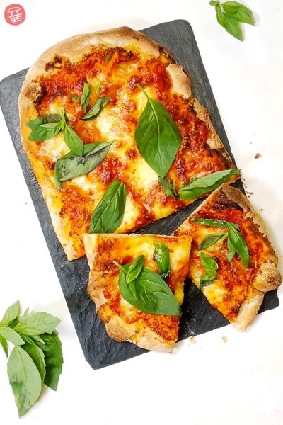 Pinsa Margherita : mozzarella & basilic