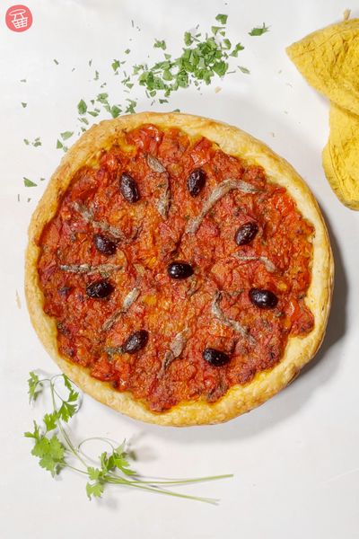 Tarte fine à la Niçoise : tomate, anchois & olive